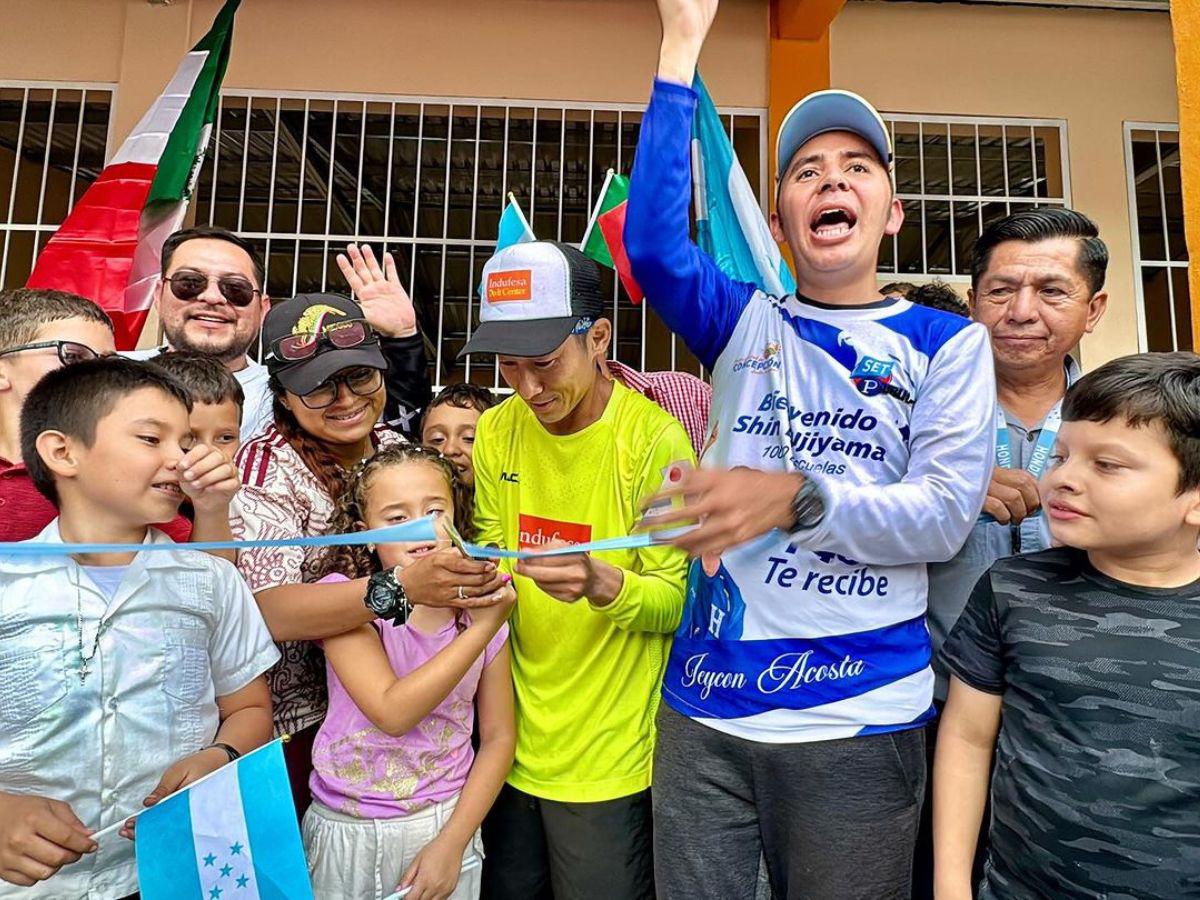 Shin Fujiyama reacciona a placa que colocó el gobierno en escuela que él remodeló en Ocotepeque