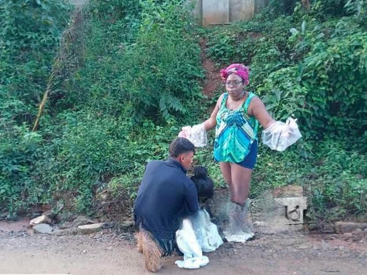 Una vecina del lugar utilizó bolsas plásticas para poder recibir al bebé de emergencia.