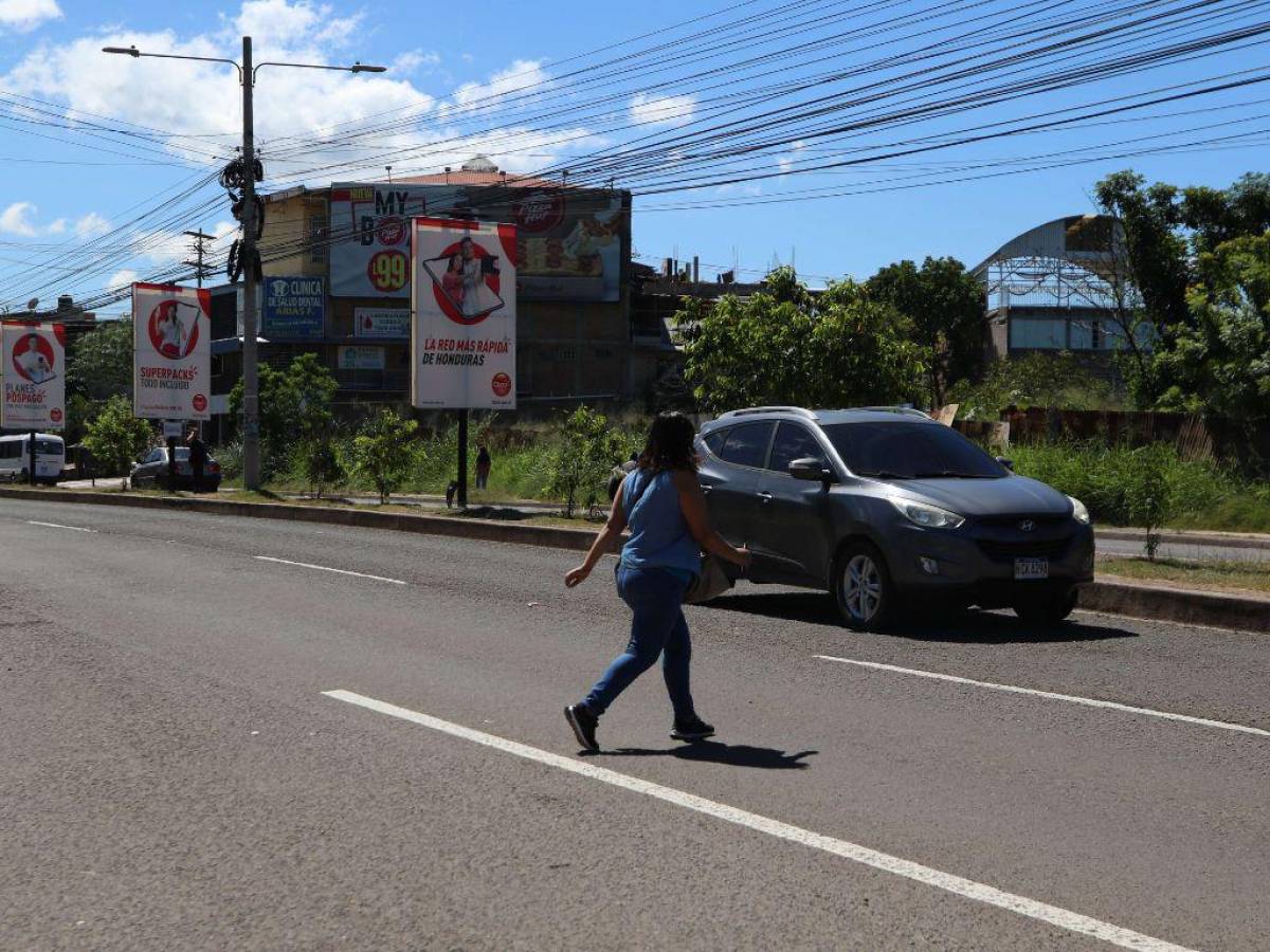 En sectores como el anillo periférico, justo en la entrada a la colonia San Miguel, los capitalinos aseguran que se necesita un puente y es que a diario arriesgan su vida cruzando la calle.