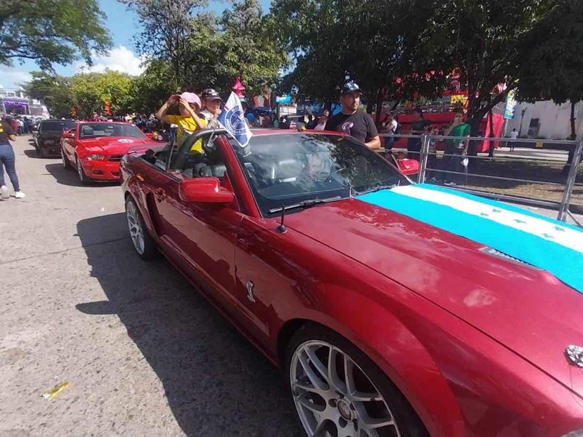 Autos clásicos causan sensación en Carnaval de Tegucigalpa