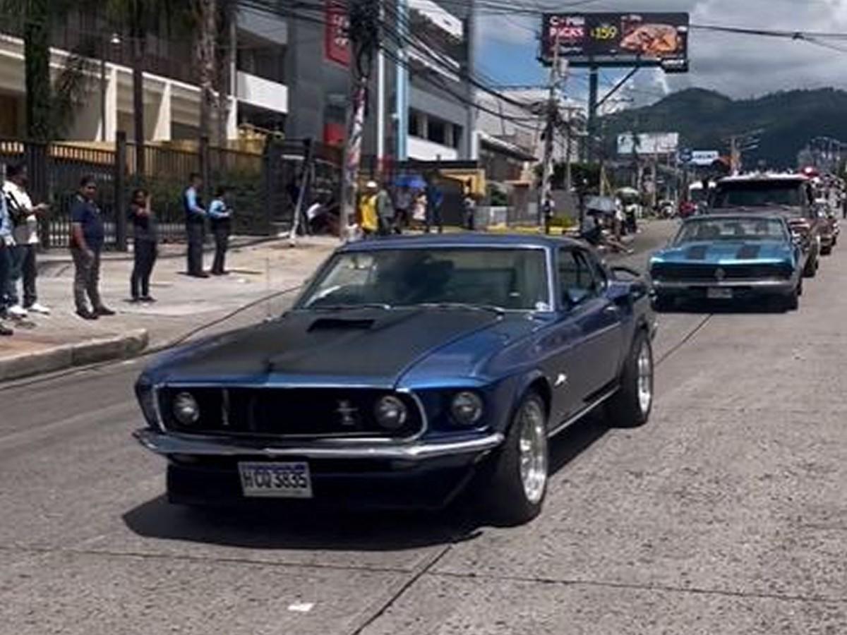 Autos clásicos causan sensación en Carnaval de Tegucigalpa