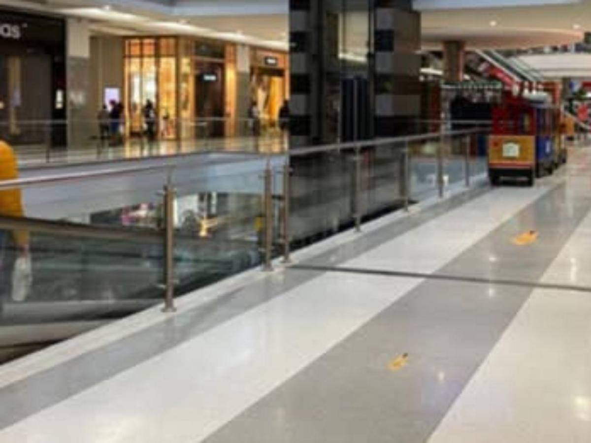 Niña de 5 años fallece en centro comercial de Bogotá tras caerle un vidrio