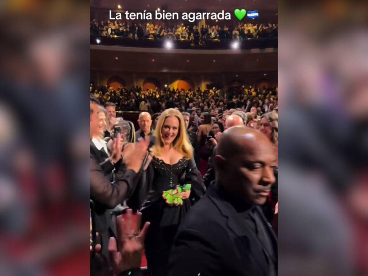 Hondureño le regala a Adele muñeca artesanal durante su show en Las Vegas