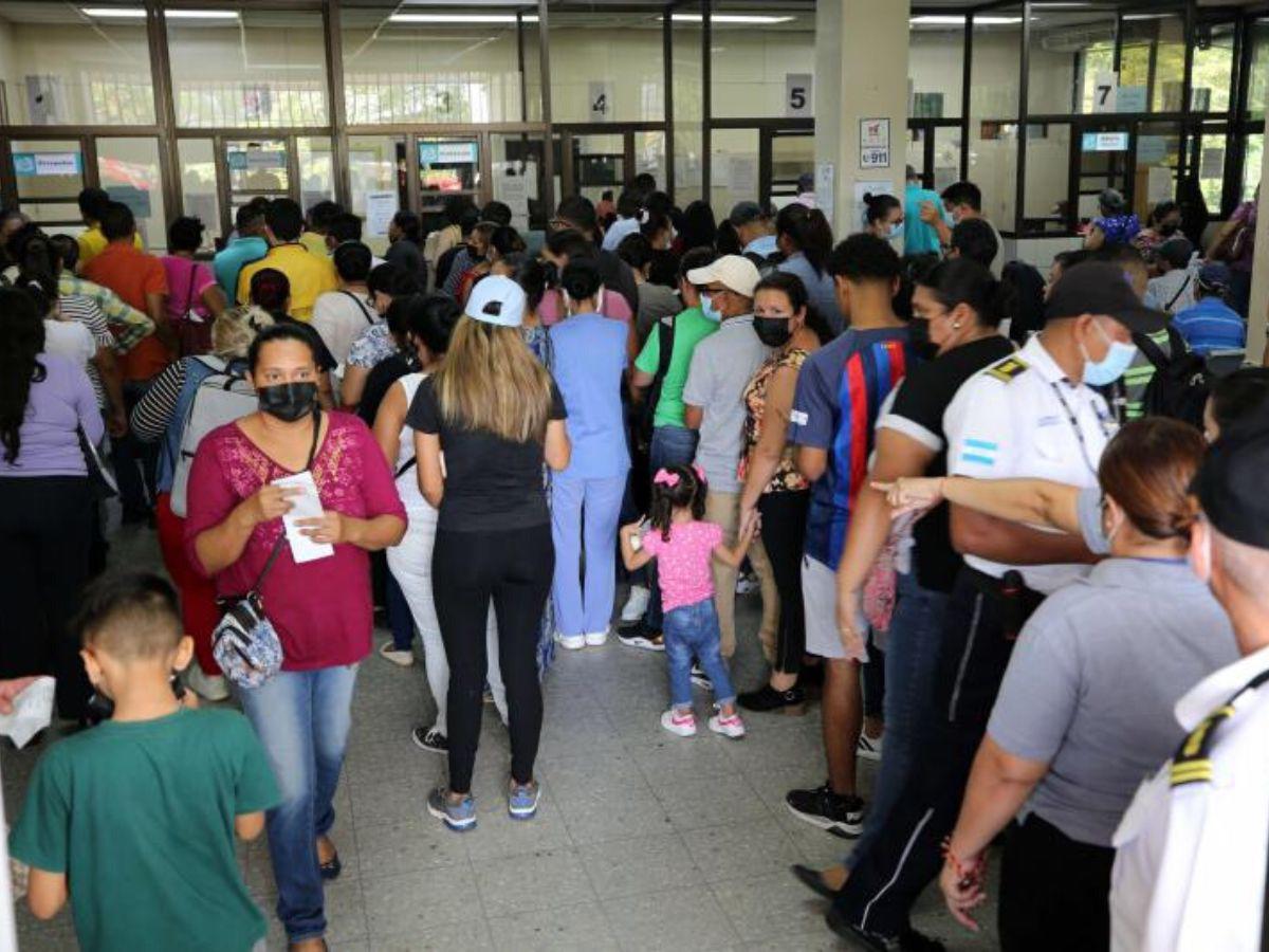 Continúan largas filas de pacientes buscando citas en el Seguro Social