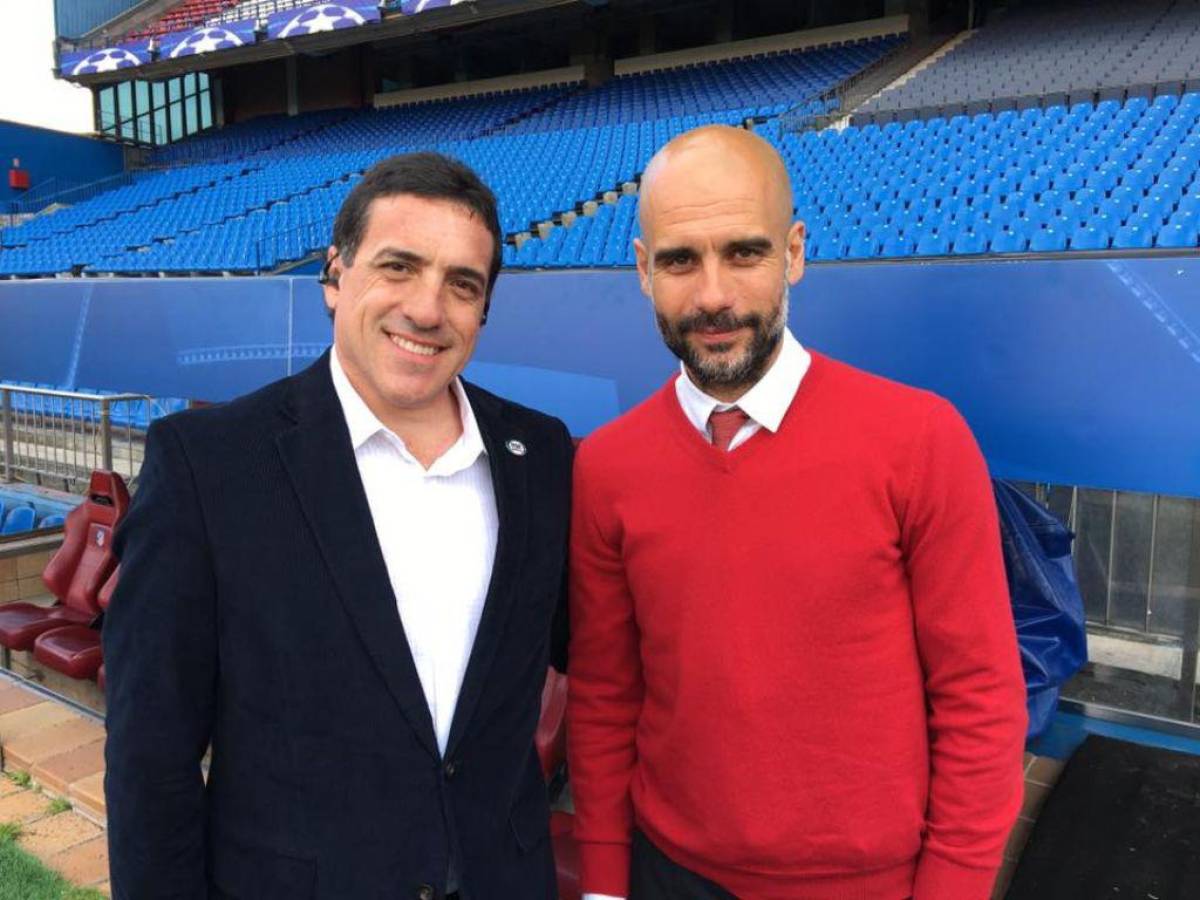 Gracias a su faceta como comentarista, Alvaro Izquierdo ha tenido la posibilidad de codearse con grandes figuras mundiales, tal y como el caso de Pep Guardiola.