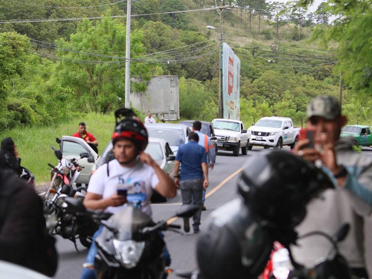 La carretera fue cerrada momentáneamente debido al accidente ocasionando tráfico.