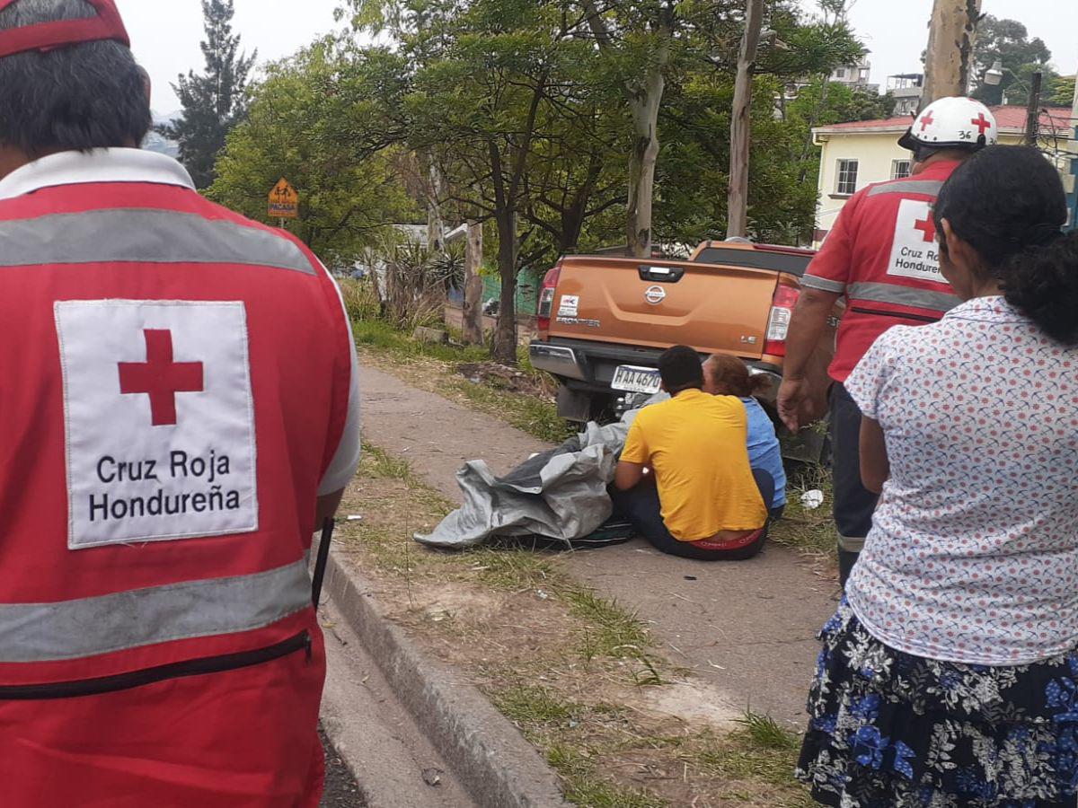 Miembros de la Cruz Roja Hondureña llegaron a atender a la víctima, pero ya no tenía signos vitales.