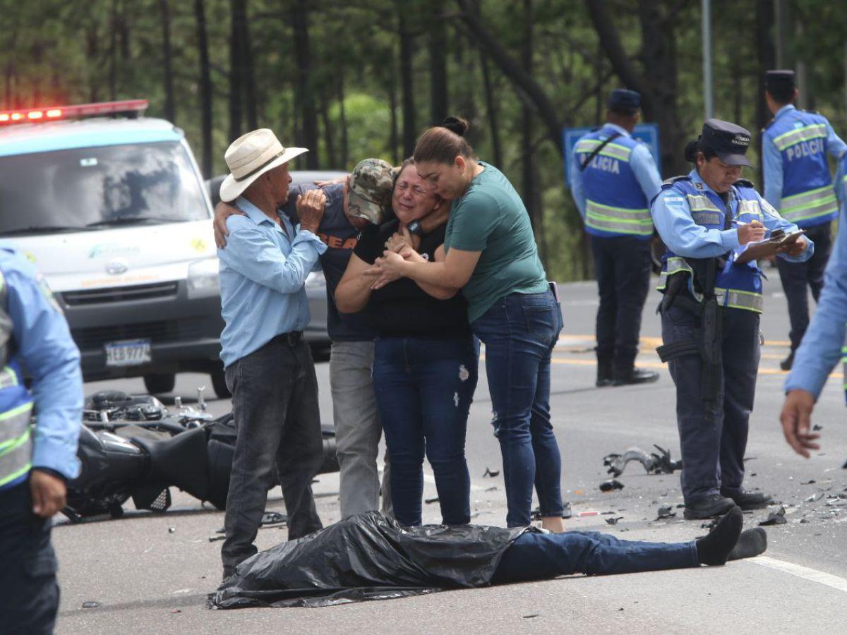 Dolor e impotencia: familiares de jóvenes fallecidos llegan a la zona del accidente en Zambrano