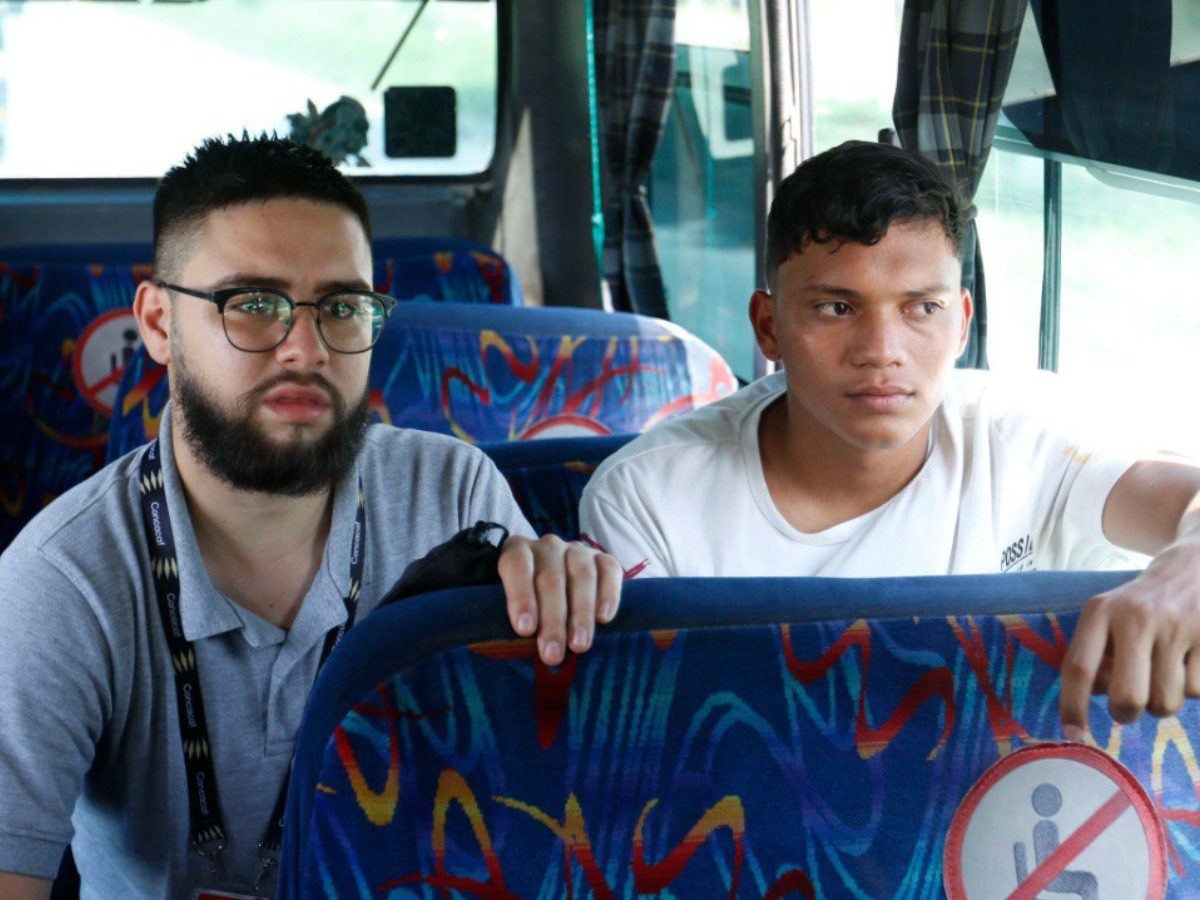 Mario Jafeth Moreno, en plena unidad de transporte realizando la entrevista con el portero.