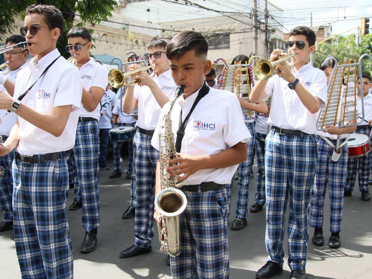 Pequeños músicos aportaron ritmo y sabor en desfiles escolares de la capital