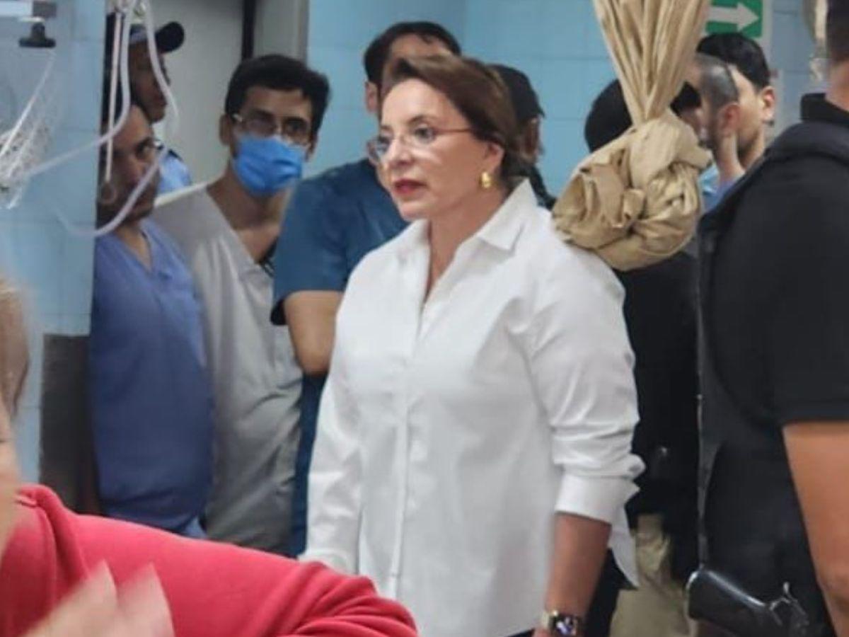 Xiomara Castro visita en Hospital Escuela a simpatizantes de Libre heridos tras accidente de bus