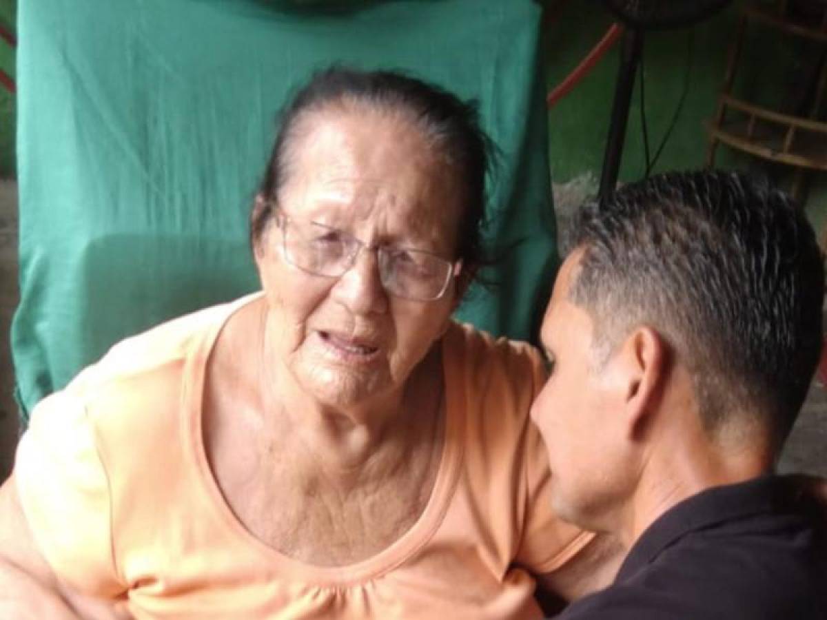 Exfutbolista del Marathón sorprende a Doña Queta en el Día de las Madres