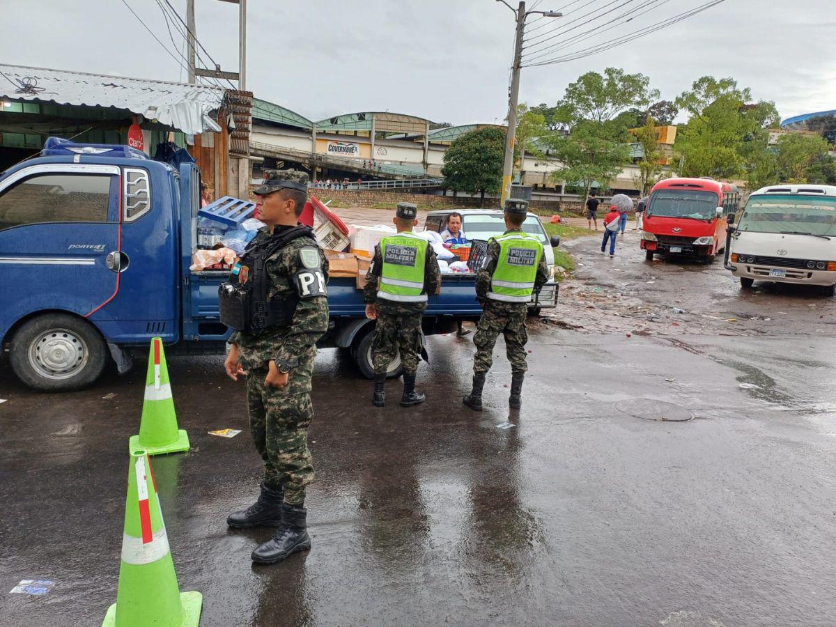 Evacuan a vendedores del mercado Primera Avenida por crecida del río Choluteca