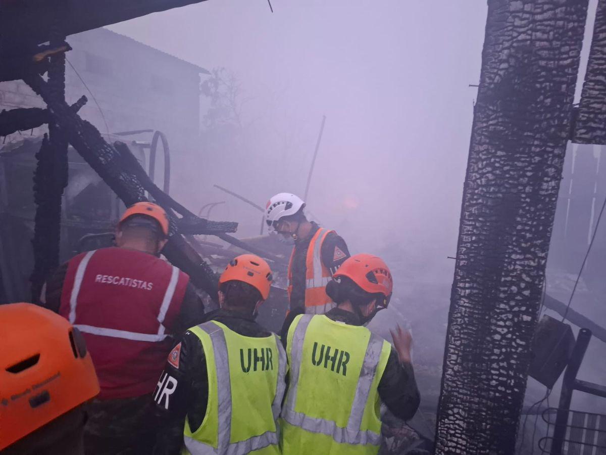 ¡Negocios calcinados! Lágrimas y desesperación: vendedores se enfrentan a la tragedia del incendio