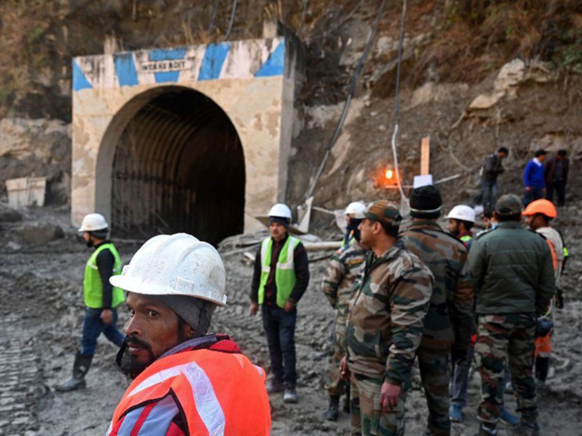 Obreros quedan atrapados tras derrumbe de un túnel en India