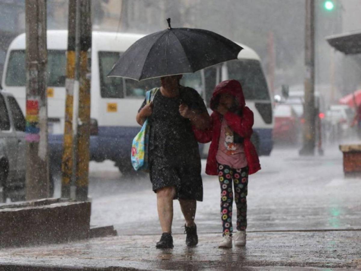 Alerta verde en siete departamentos por frente frío y fuertes lluvias