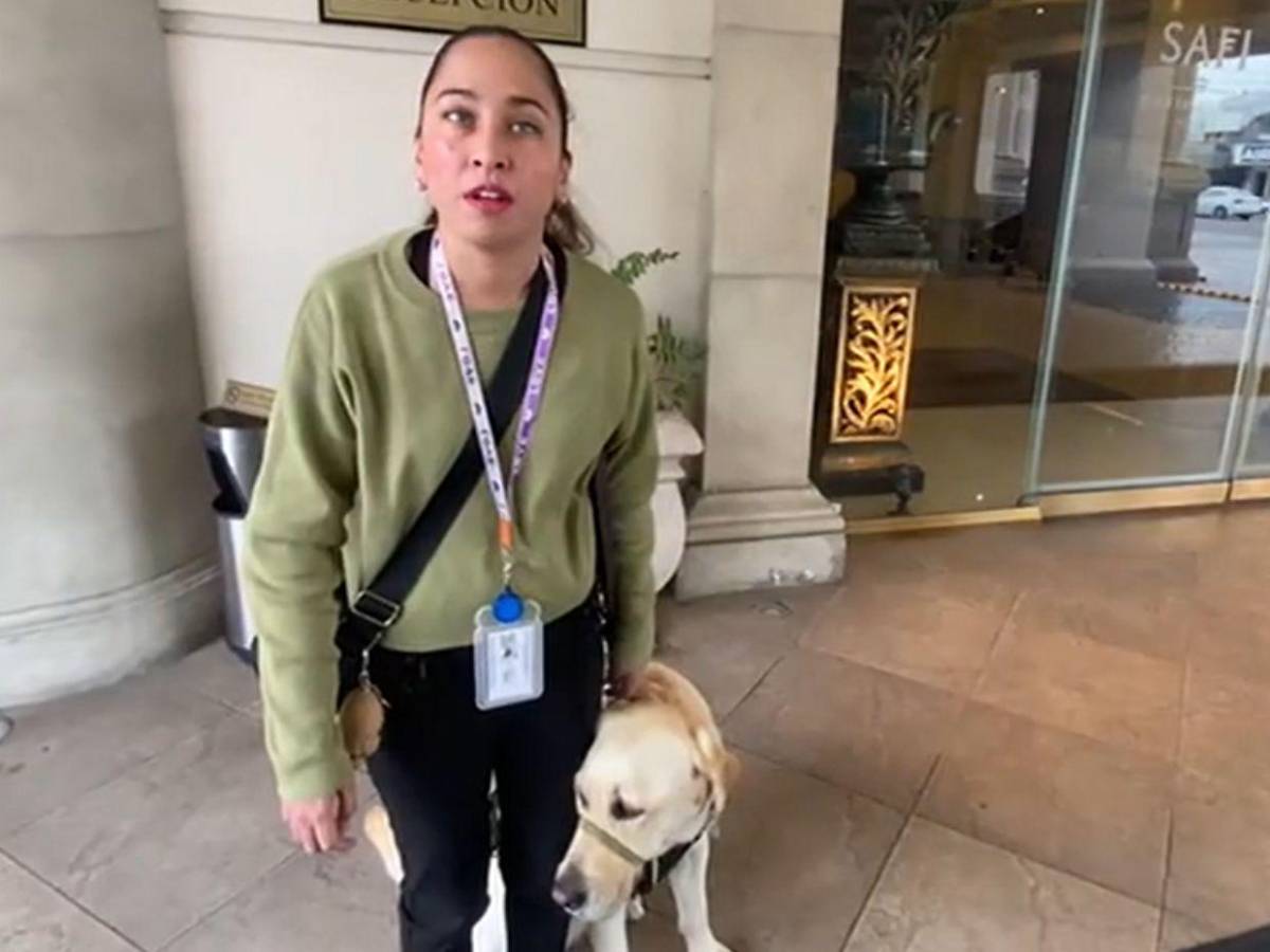 Sary, la joven no vidente a quien un hotel le negó el ingreso con su perro guía