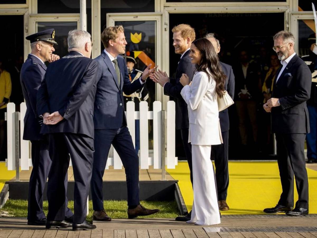 Harry y Meghan visitan a la reina Isabel de camino a Países Bajos