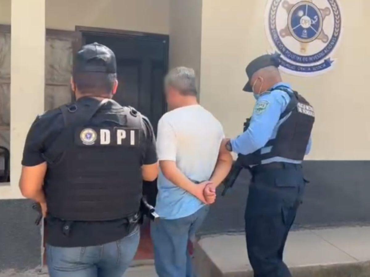 Así fue trasladado el profesor por agentes de la Dirección Policial de Investigaciones (DPI)