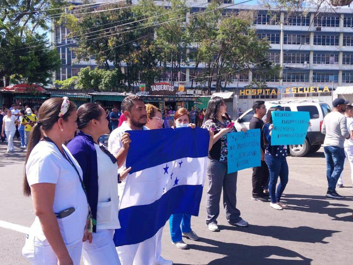 ¡Protestas! Con quema de llantas personal del Hospital Escuela en las calles