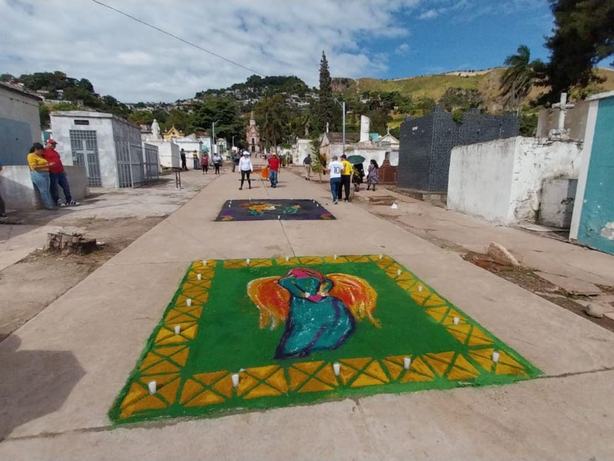 Con flores, globos y alfombras: capitalinos conmemoran el Día de Difuntos