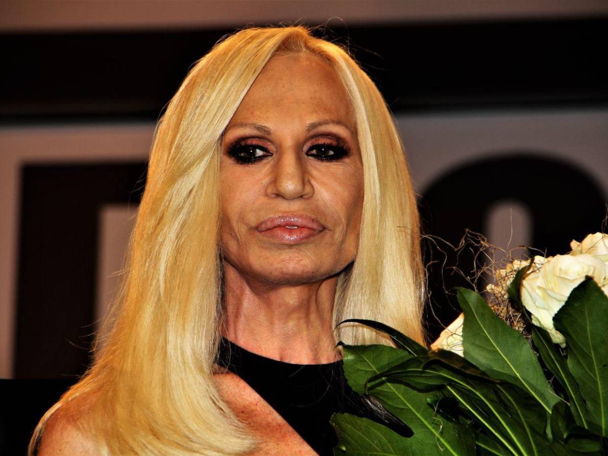 Donatella Versace y su “nuevo rostro” dividen a sus fanáticos en redes