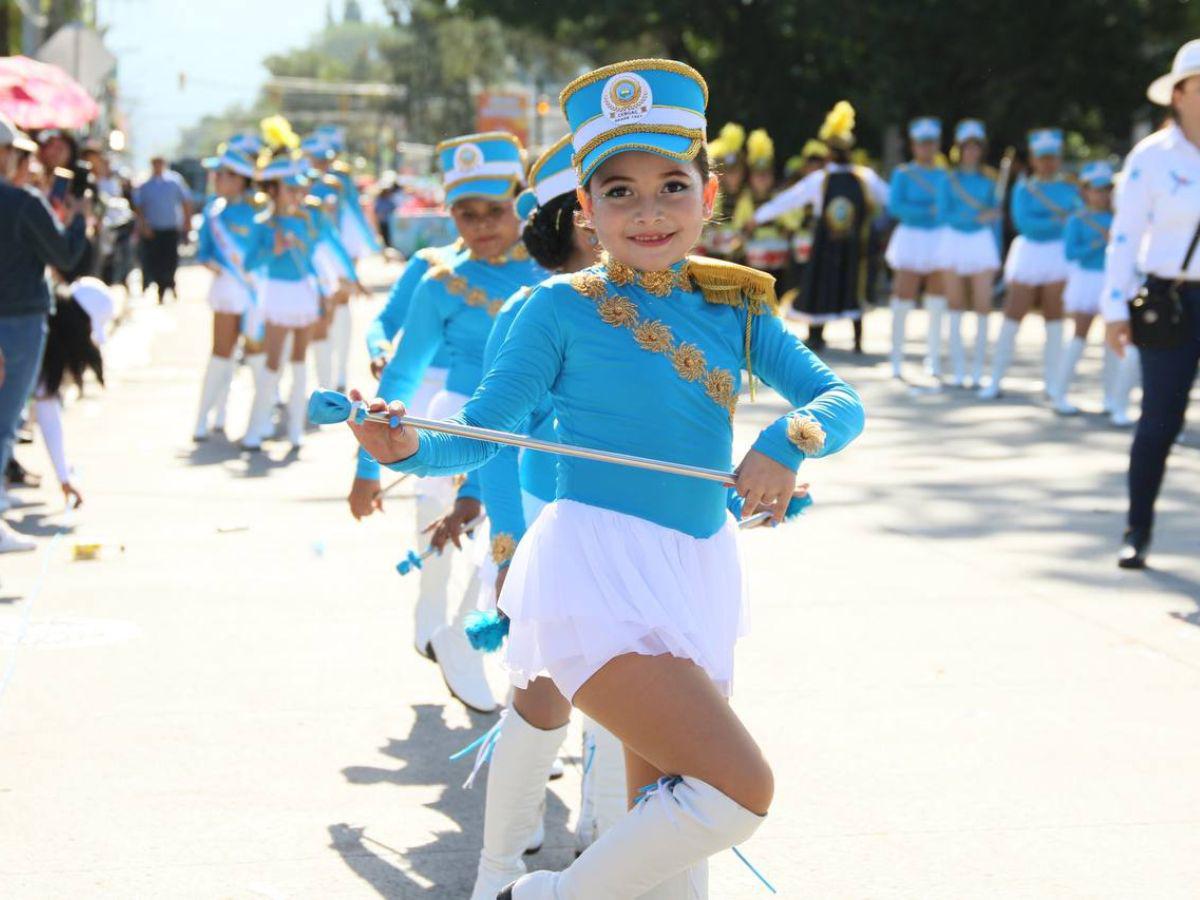 Lindas y adorables, así desfilan las palillonas por las calles de Tegucigalpa