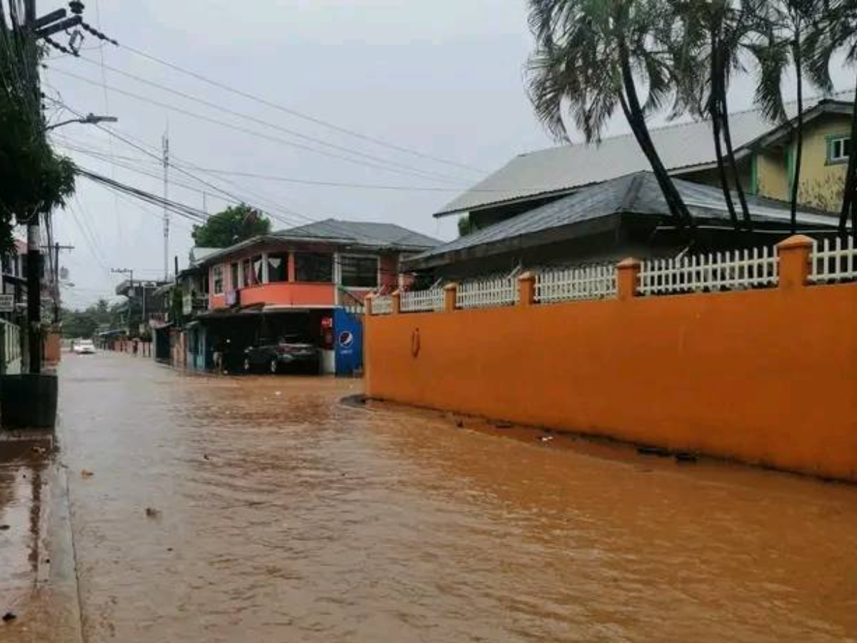 Alerta roja para Islas de la Bahía tras las fuertes lluvias