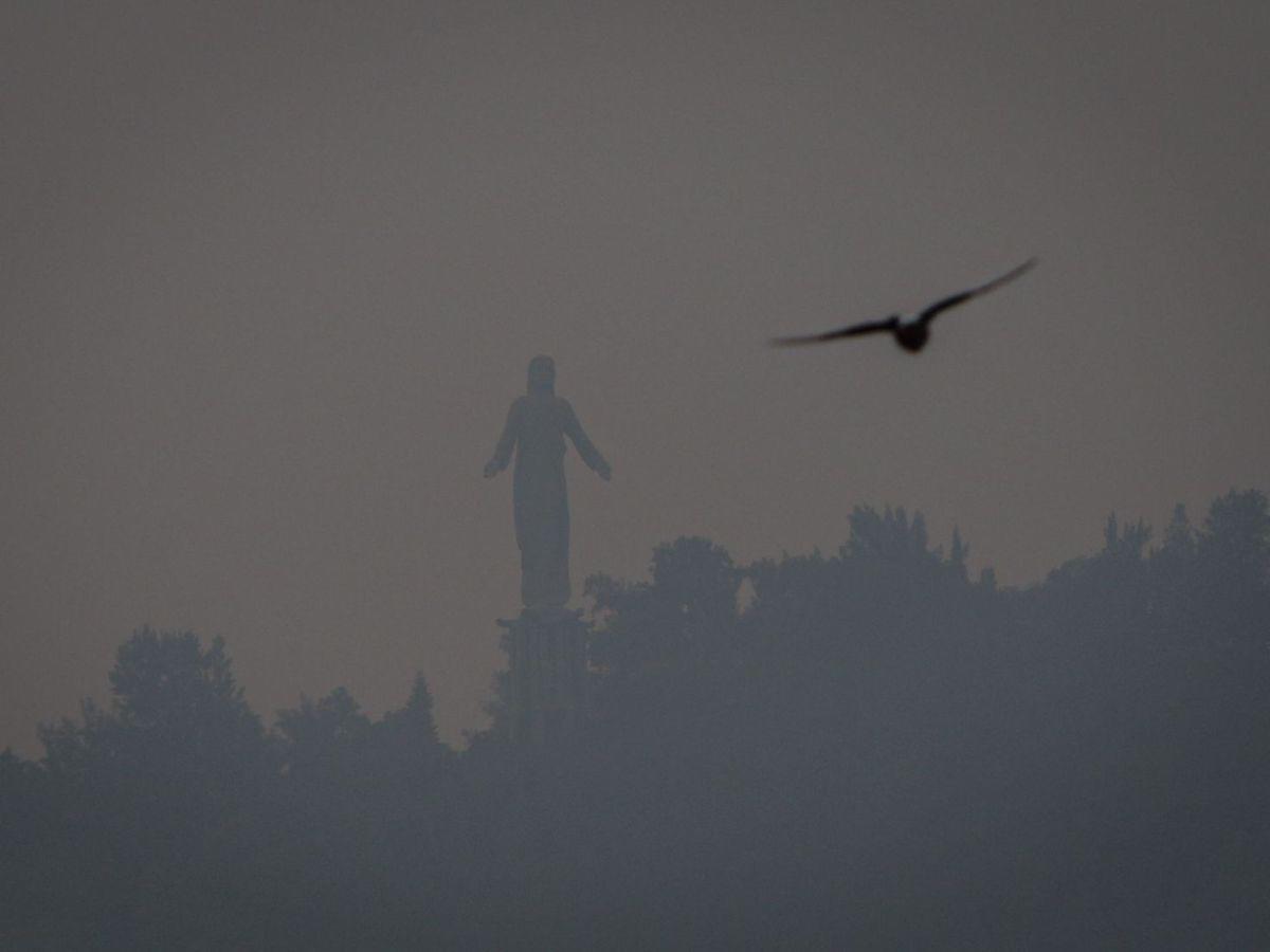 El imponente Cristo de El Picacho se pierde en el horizonte, aunque parece que está anocheciendo, el lente del fotoperiodista Andro Rodríguez capturó la imagen en horas de la mañana para evidenciar el alto nivel de contaminación.