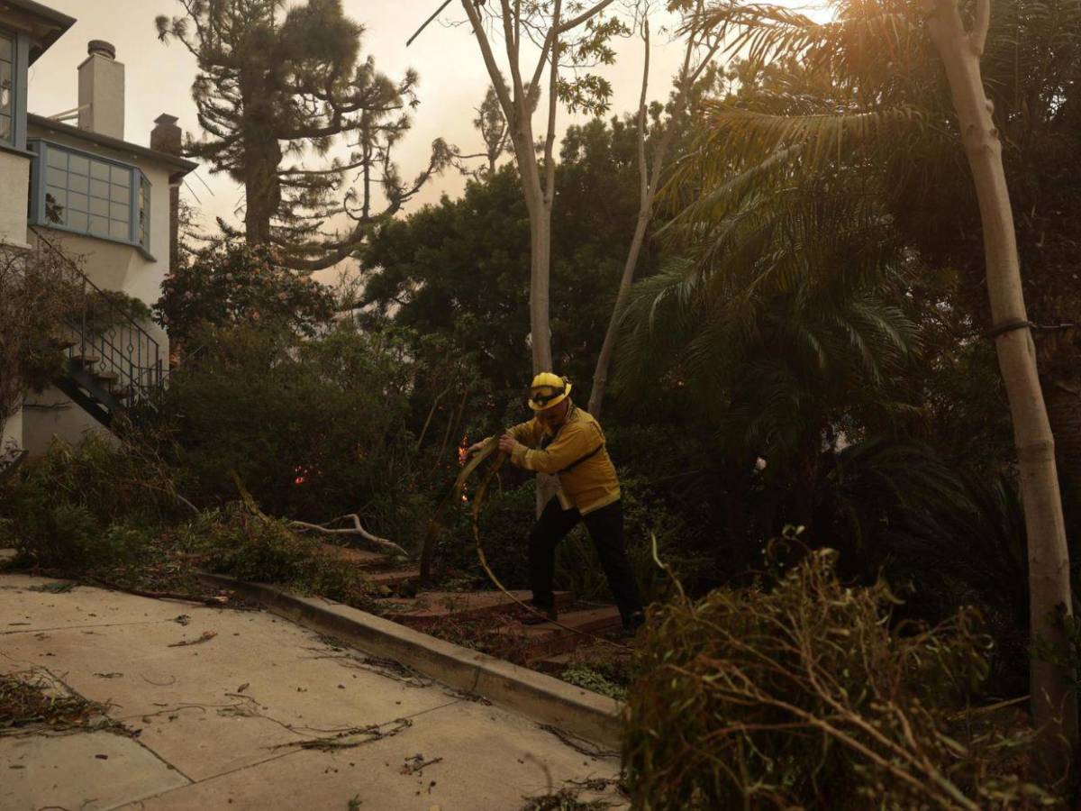 Así luce desde el espacio el incendio en Los Ángeles, que suma 5 muertos