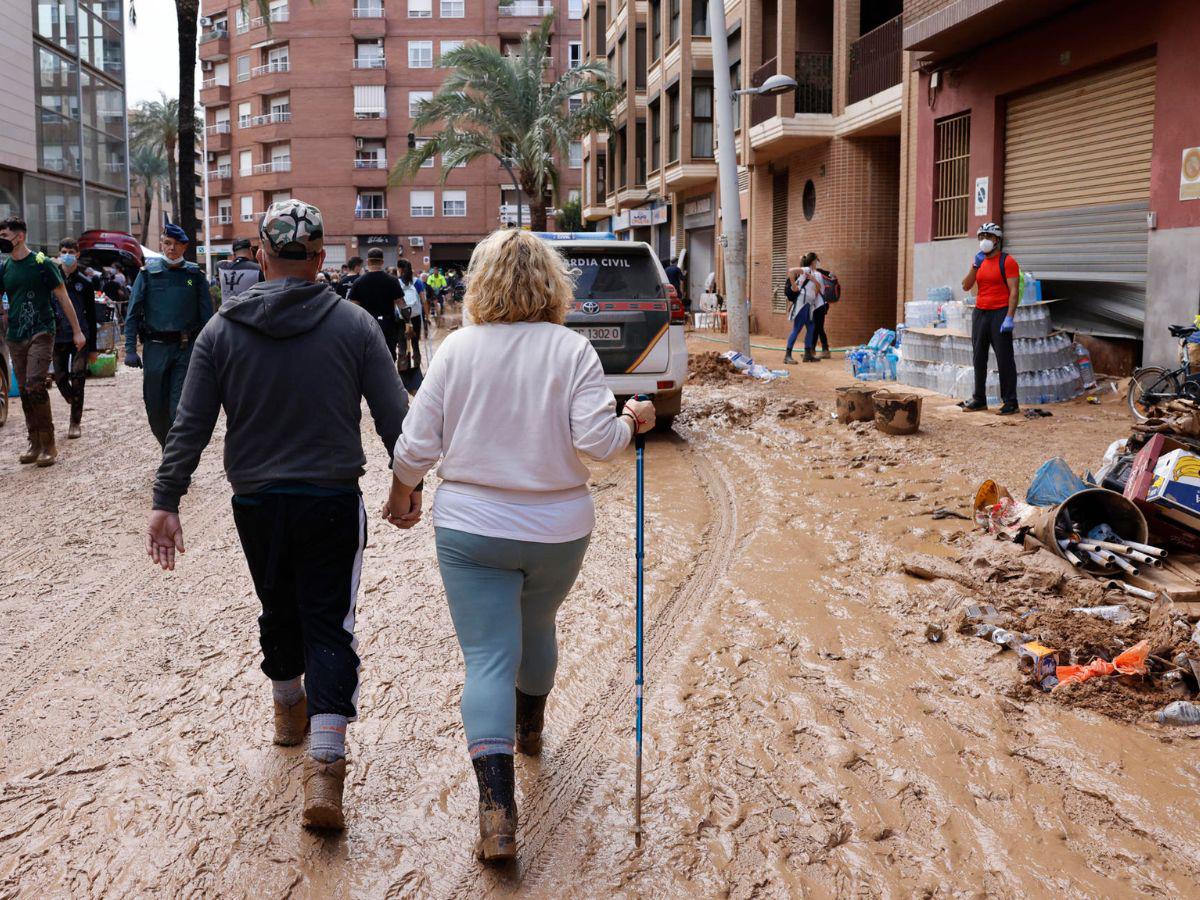 Muertes por la DANA suben a 217 en Valencia mientras siguen trabajos de limpieza