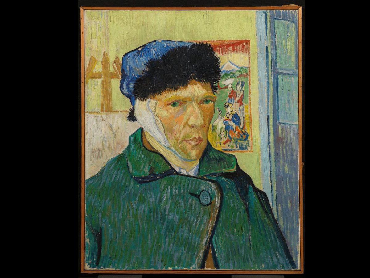 “Autorretrato con la oreja vendada” (1889), es uno de los más famosos, pintado a días de la situación vivida con su colega Paul Gauguin, que lo llevó a autolesionarse.