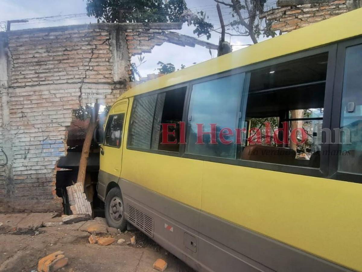 El automotor se estrelló contra el muro que evitó que cayera al fondo del terreno.