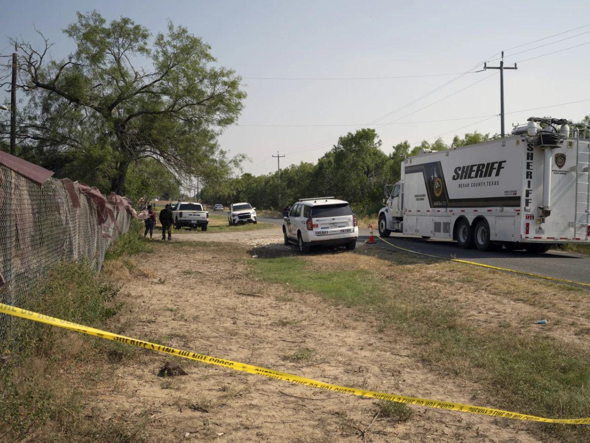 Encuentran 26 migrantes hacinados en un tráiler en San Antonio, Texas
