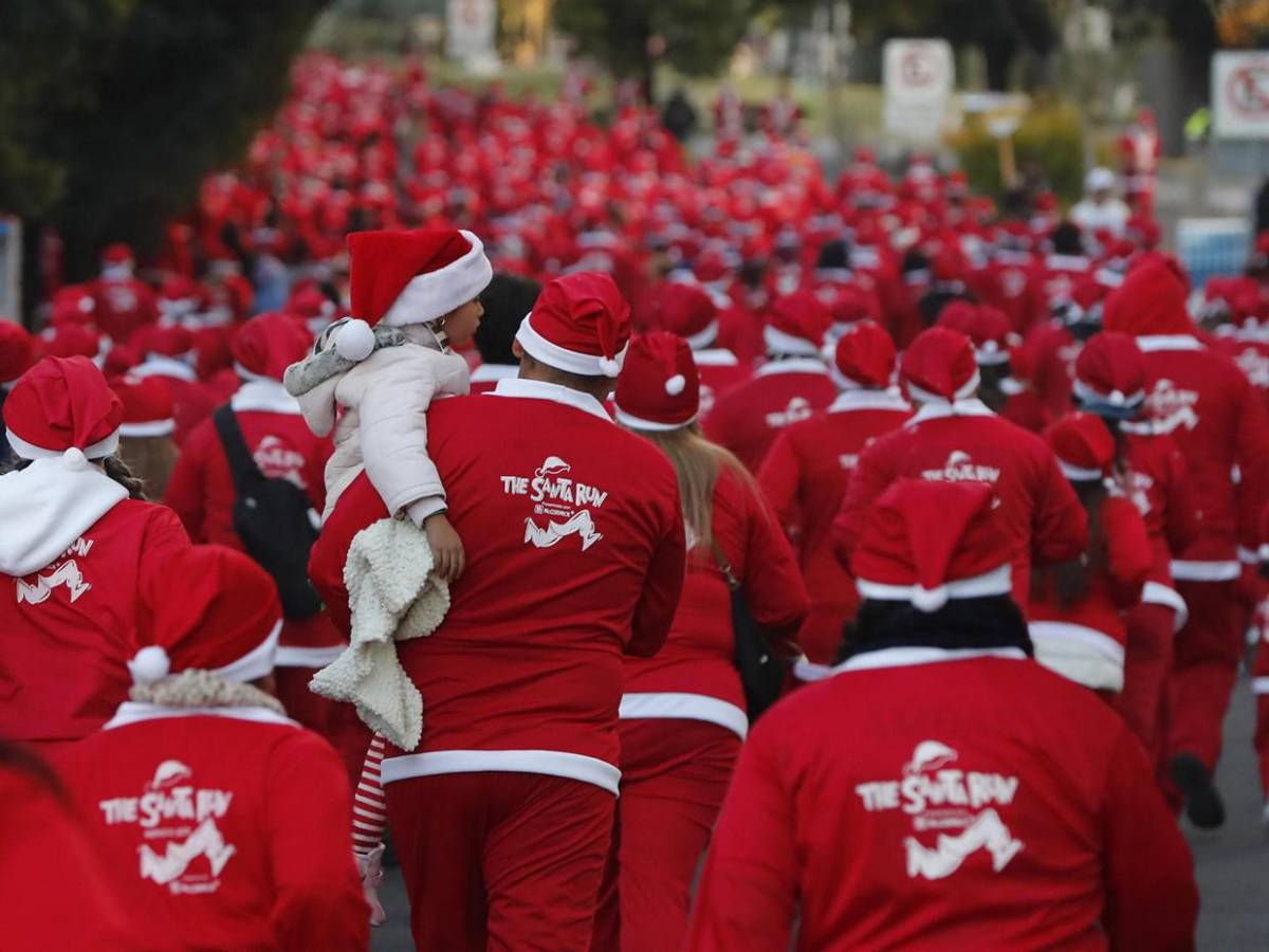 Cientos de Santa Claus invaden calles de Ciudad de México