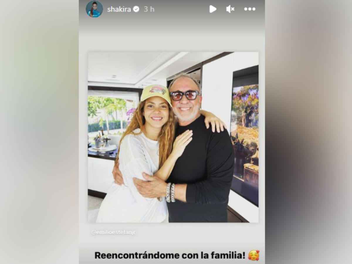 La colombiana junto al productor musical Emilio Estefan.