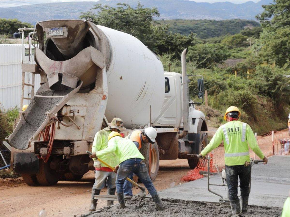 Así avanza la pavimentación de la carretera hacia la aldea de Azacualpa