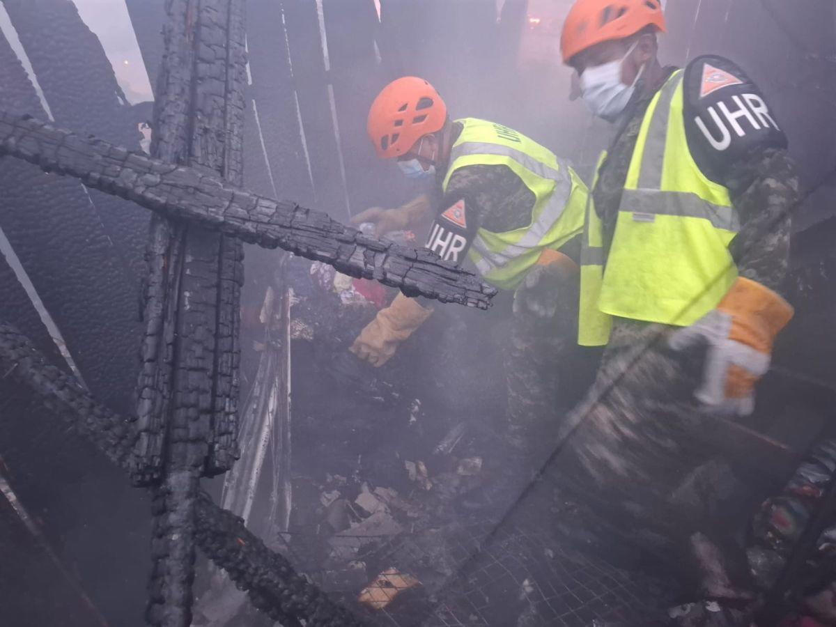 ¡Negocios calcinados! Lágrimas y desesperación: vendedores se enfrentan a la tragedia del incendio