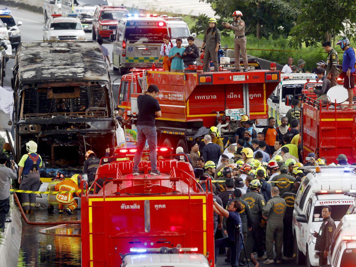 Excursión escolar termina en tragedia: al menos 23 muertos deja incendio de bus en Tailandia