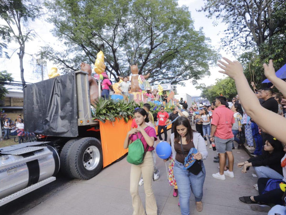 Coloridas carrozas deslumbran en el vibrante Carnaval de Tegucigalpa 2024