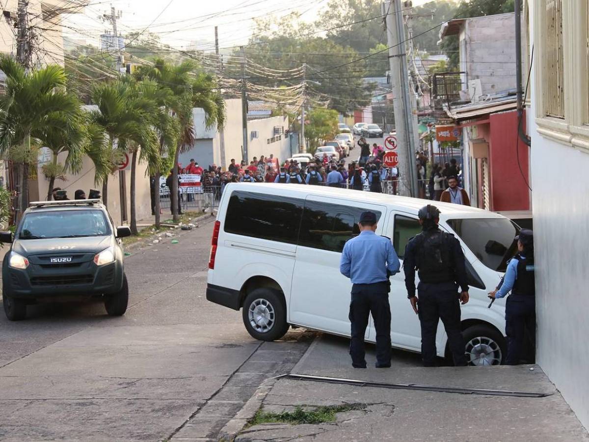 Entre protestas y resguardo policial celebran audiencia inicial contra Romeo Vásquez