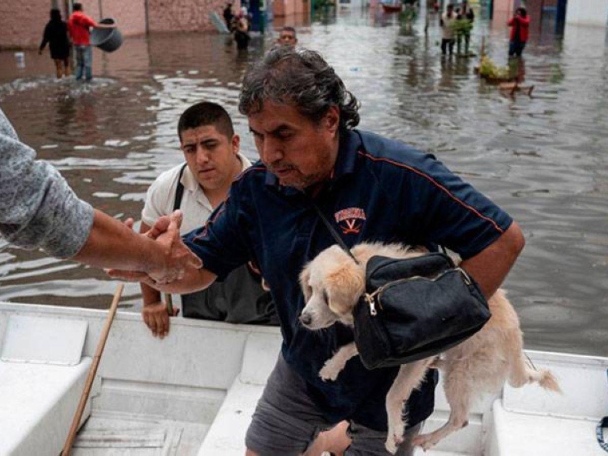 Tras inundaciones evacúan a cientos de personas en Cuautitlán, México