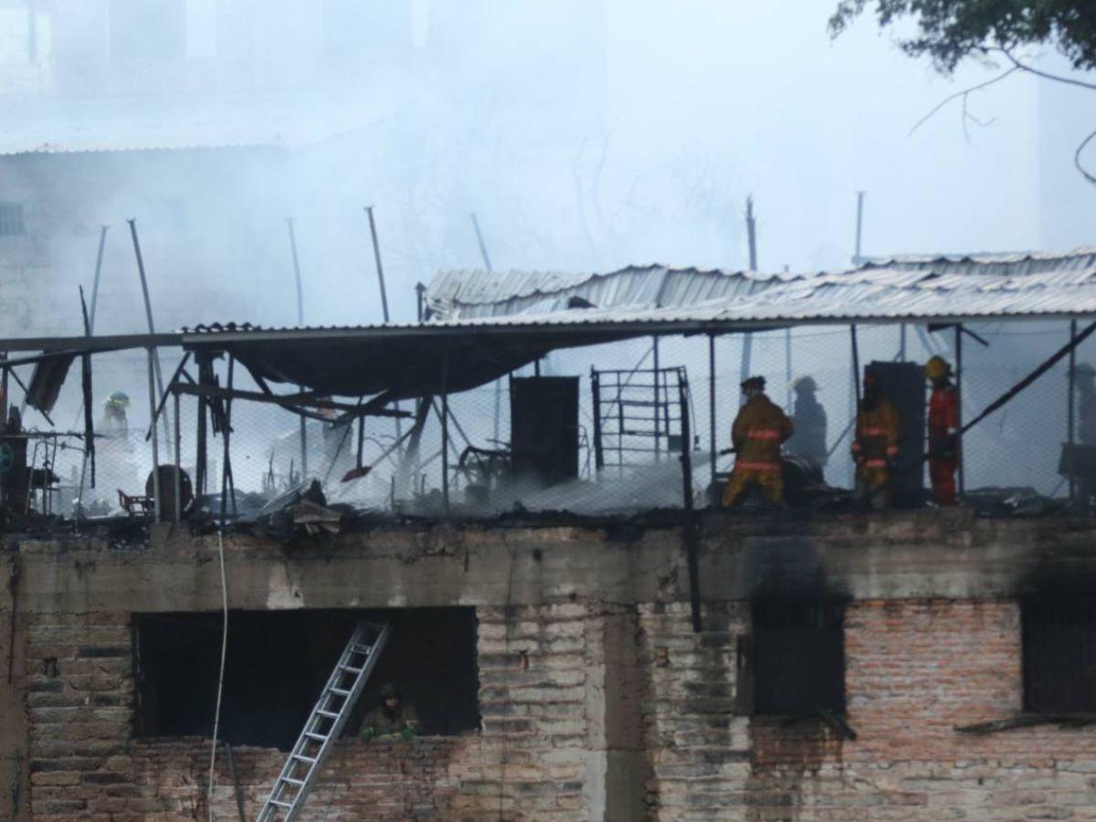 ¡Negocios calcinados! Lágrimas y desesperación: vendedores se enfrentan a la tragedia del incendio