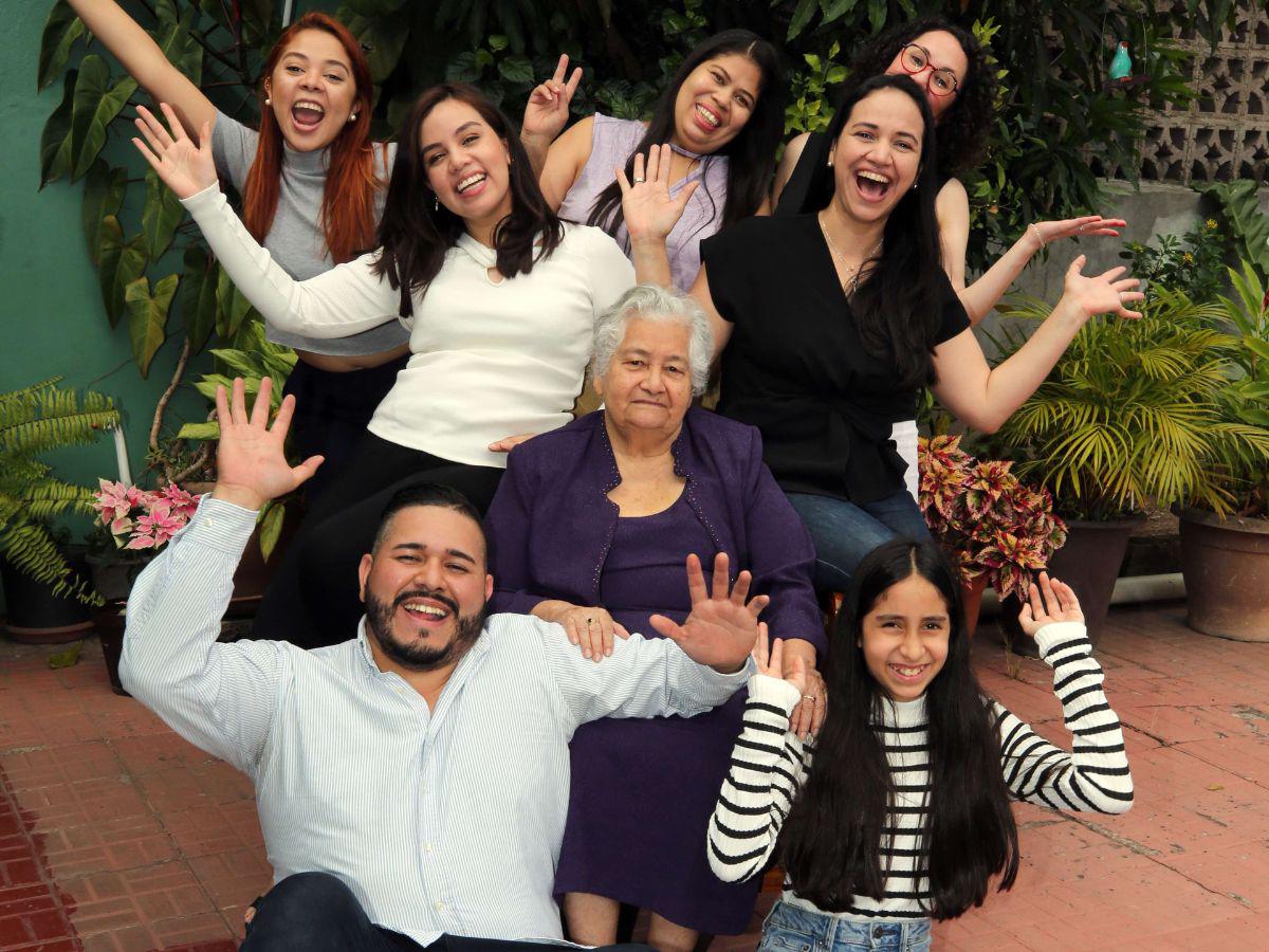 Carlos Méndez, uno de sus 35 nietos, asegura que ve a su abuela como una segunda madre.