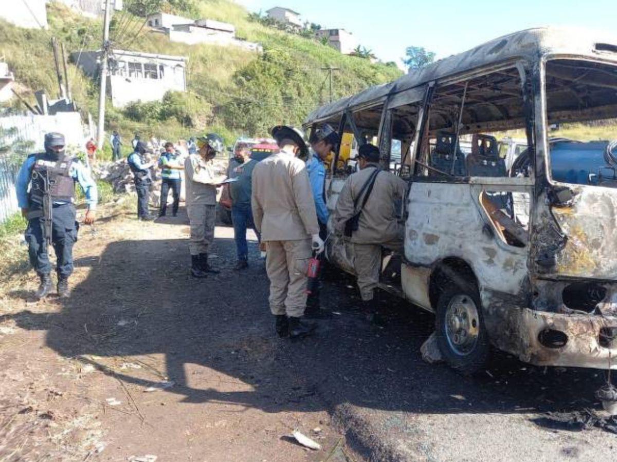 Así quedó el bus rapidito en la colonia Cerro Grande.