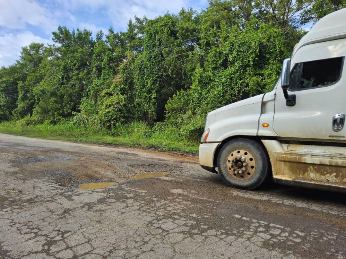 ¡Un peligro! Destrozada carretera hacia zonas turísticas de Atlántida y Colón