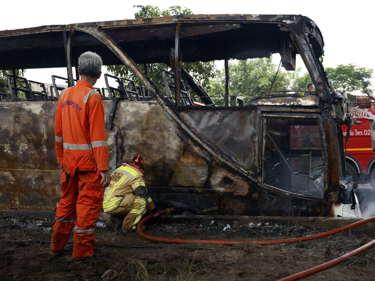 Excursión escolar termina en tragedia: al menos 23 muertos deja incendio de bus en Tailandia