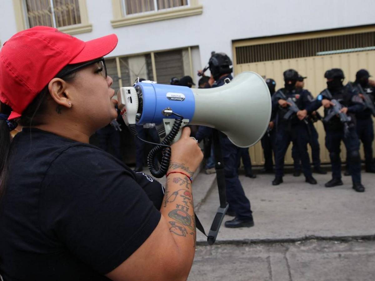 Reciben a Romeo Vásquez en Juzgados con gritos de “que pague” y “justicia para Isis Obed”