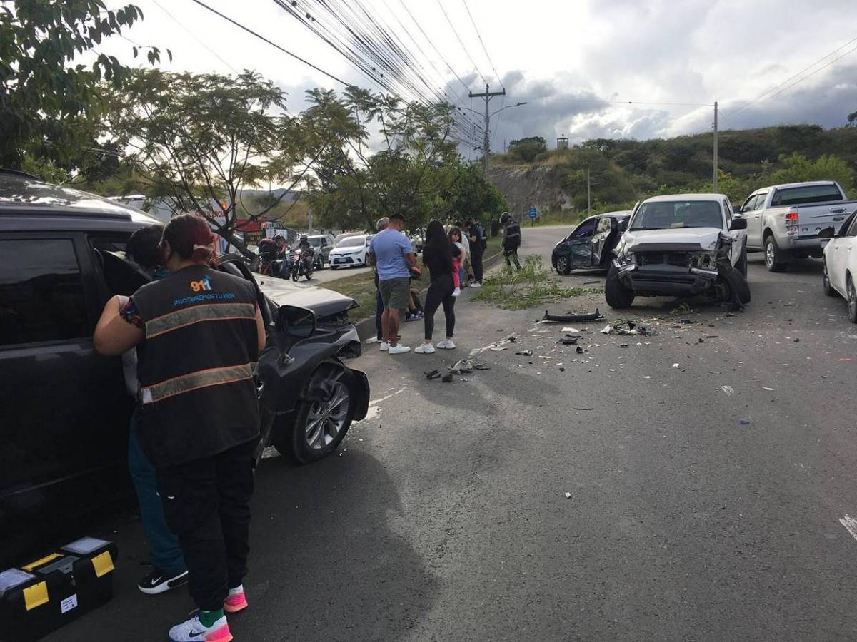 En contravía y sobre la mediana quedaron vehículos tras fuerte choque en anillo periférico