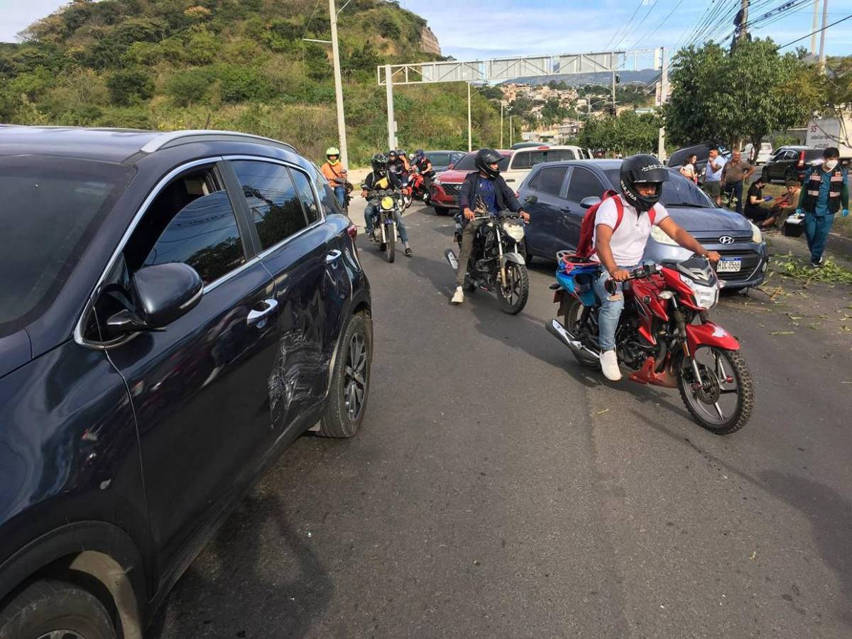 En contravía y sobre la mediana quedaron vehículos tras fuerte choque en anillo periférico